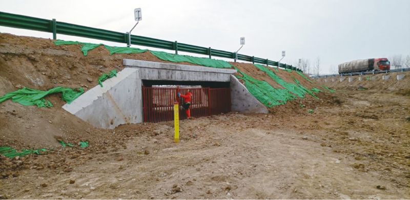 ͨ�����ڹ�·��Խ�ܵ������еđ�(y��ng)��